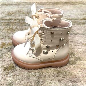 Cat & Jack Cream Girl Lace-Up Ankle Combat Boots with Heart & Bow Accents 6